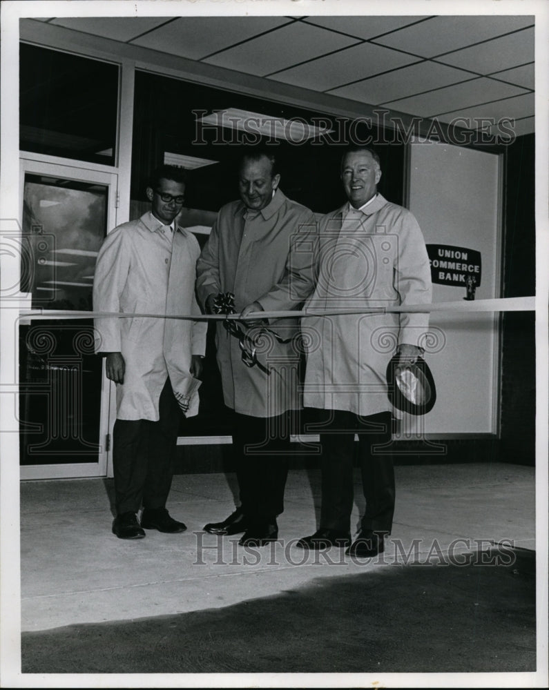 1968 Press Photo Union Commerce Bank's 25th Branch Bank Ribbon-Cutting Ceremony