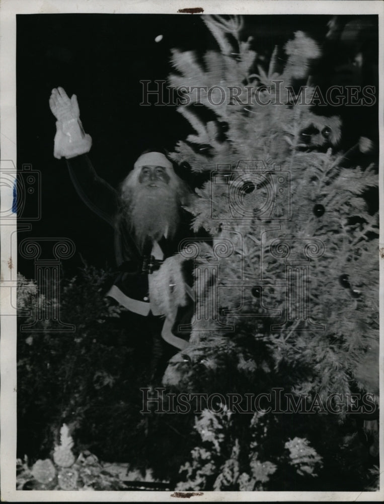 Load image into Gallery viewer, 1934 Press Photo The Merchants Flower Float with Santa Claus. - nee48772
