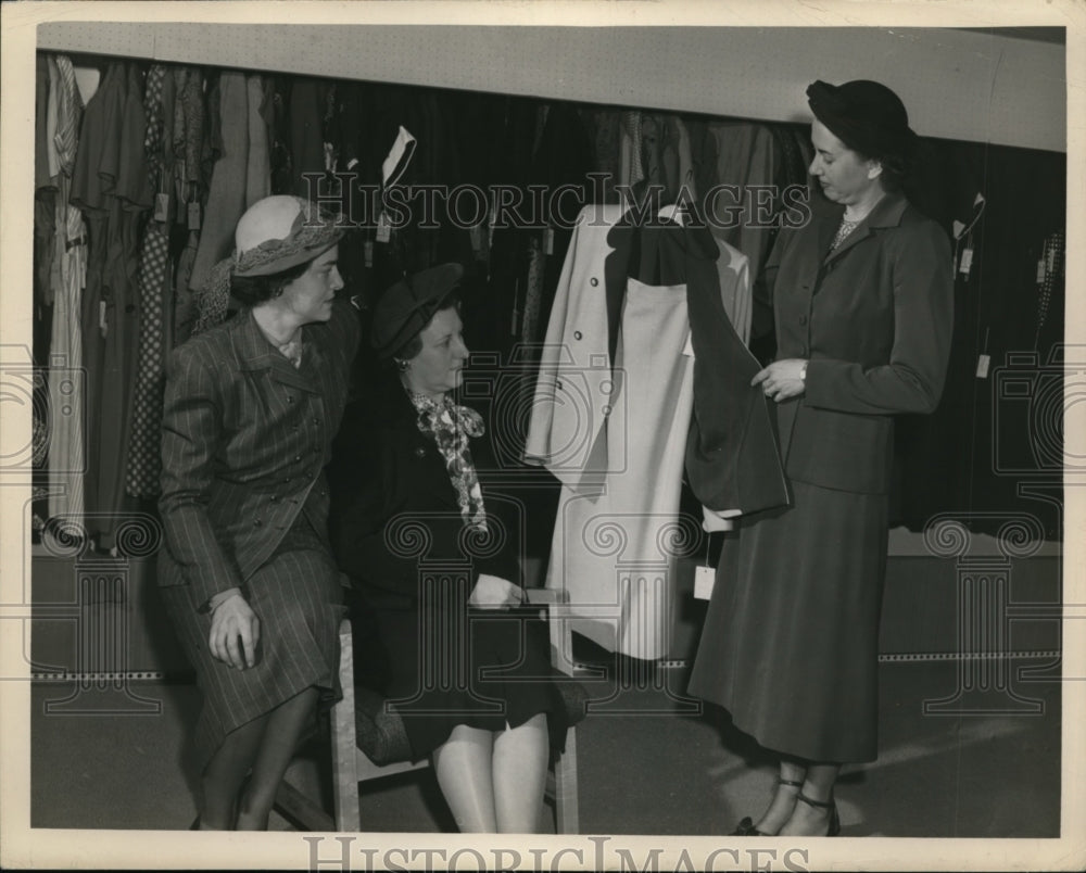 1949 Press Photo Women Prepare for Modeling in Harbor Yacht Club Fashion Show