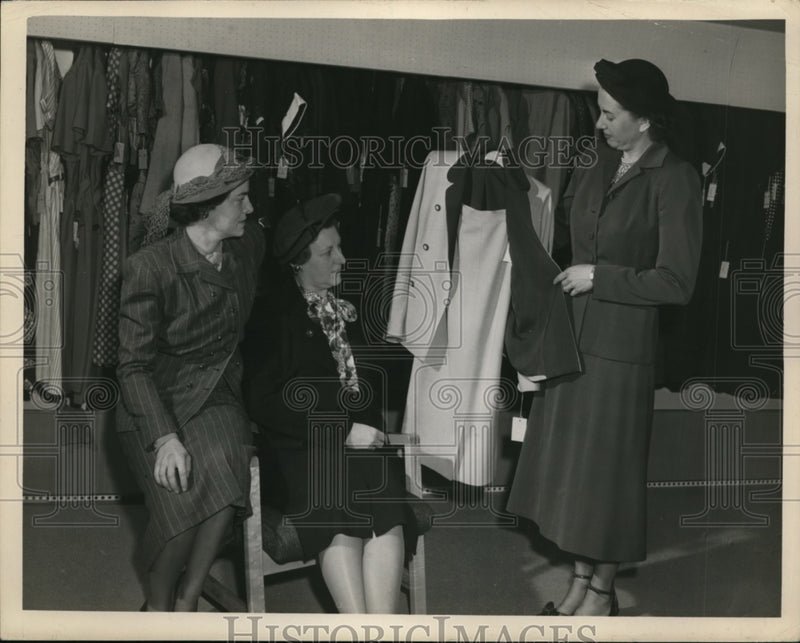Load image into Gallery viewer, 1949 Press Photo Women Prepare for Modeling in Harbor Yacht Club Fashion Show
