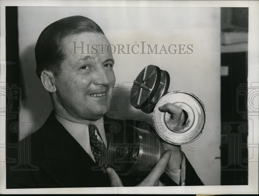 1934 Press Photo Inventor McKinley Palmer Shows Automatic Clutch - nee48851