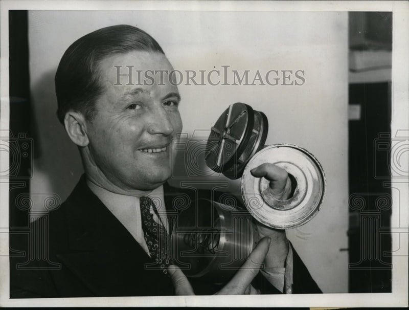Load image into Gallery viewer, 1934 Press Photo Inventor McKinley Palmer Shows Automatic Clutch - nee48851
