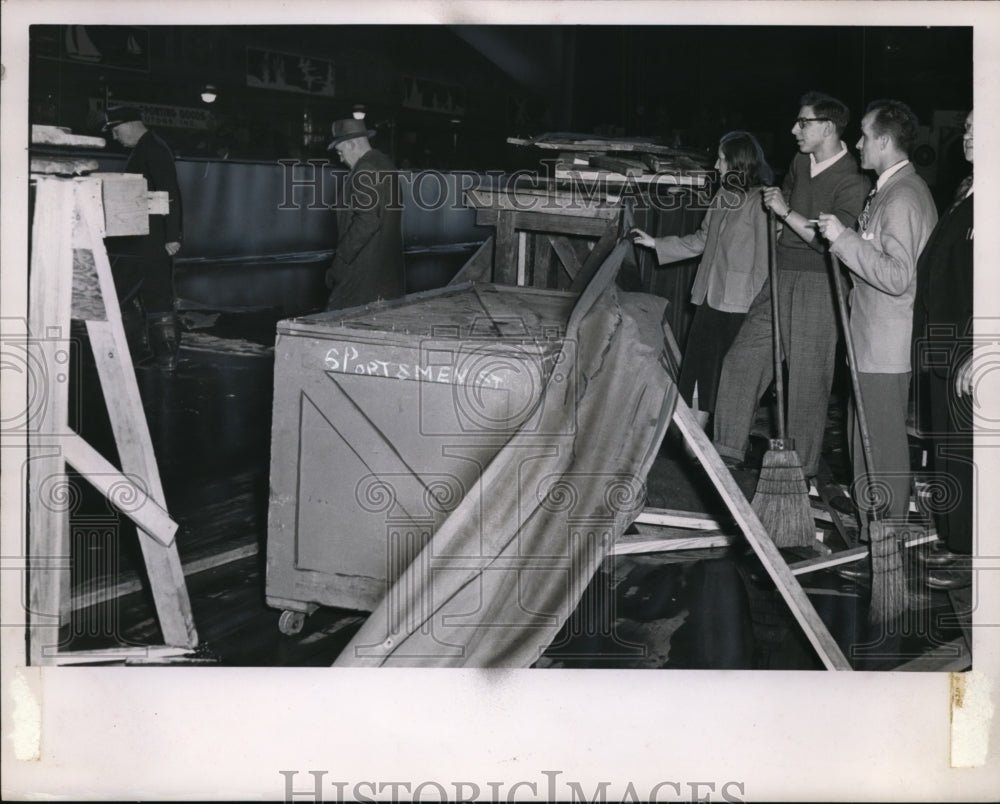 1948 Press Photo Cleanup Workers at American &amp; Canadian Sportsman&#39;s Show Spill