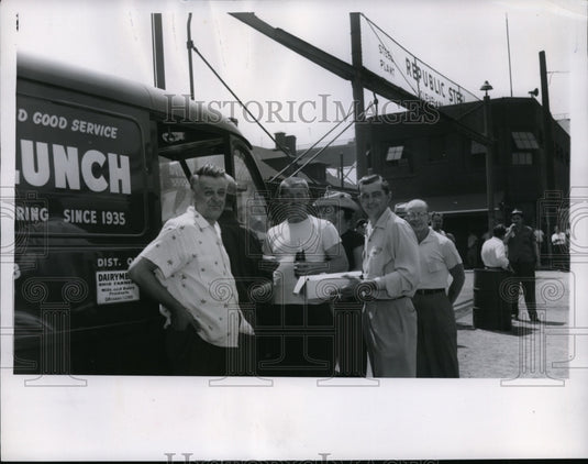 1956 Press Photo Cleveland Ohio Striking Steel workers stop for bite to eat.