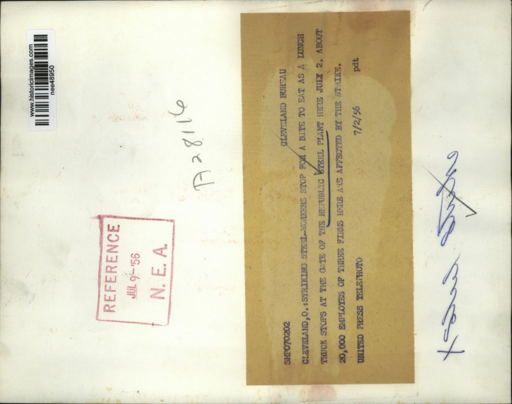 1956 Press Photo Cleveland Ohio Striking Steel workers stop for bite to eat.