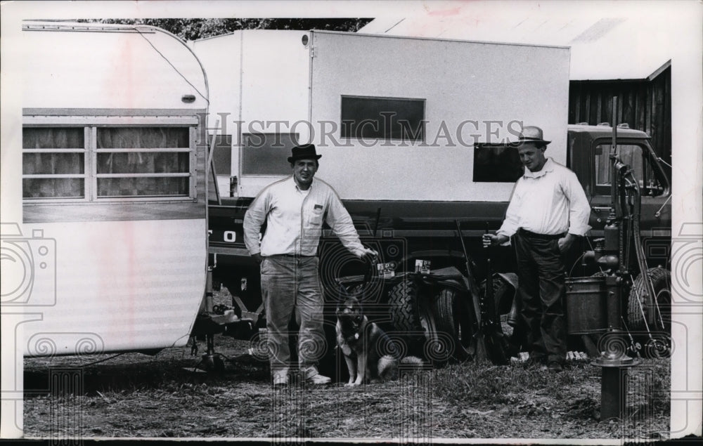 1967 Press Photo James Spengler and Lee Bontrager with dog. - nee48953