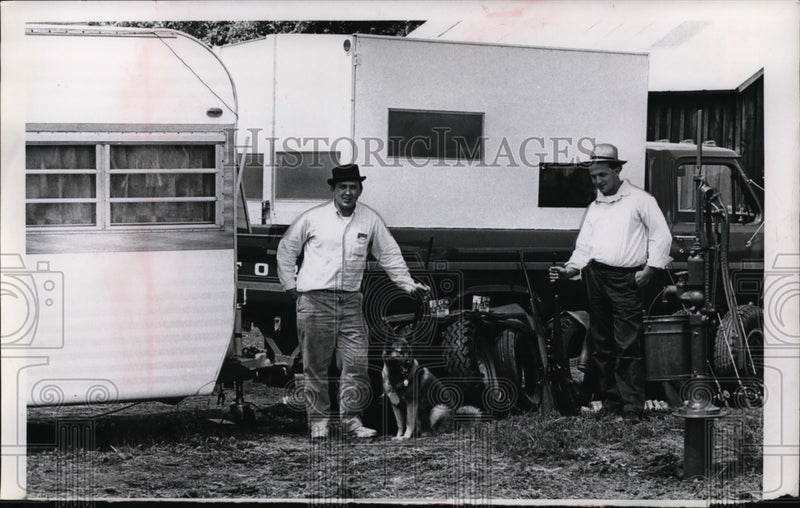 Load image into Gallery viewer, 1967 Press Photo James Spengler and Lee Bontrager with dog. - nee48953
