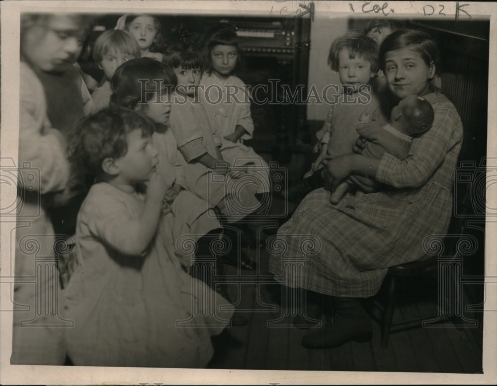 1920 Press Photo 15 Year Prisoner Harriet Sires Surrounded by Children