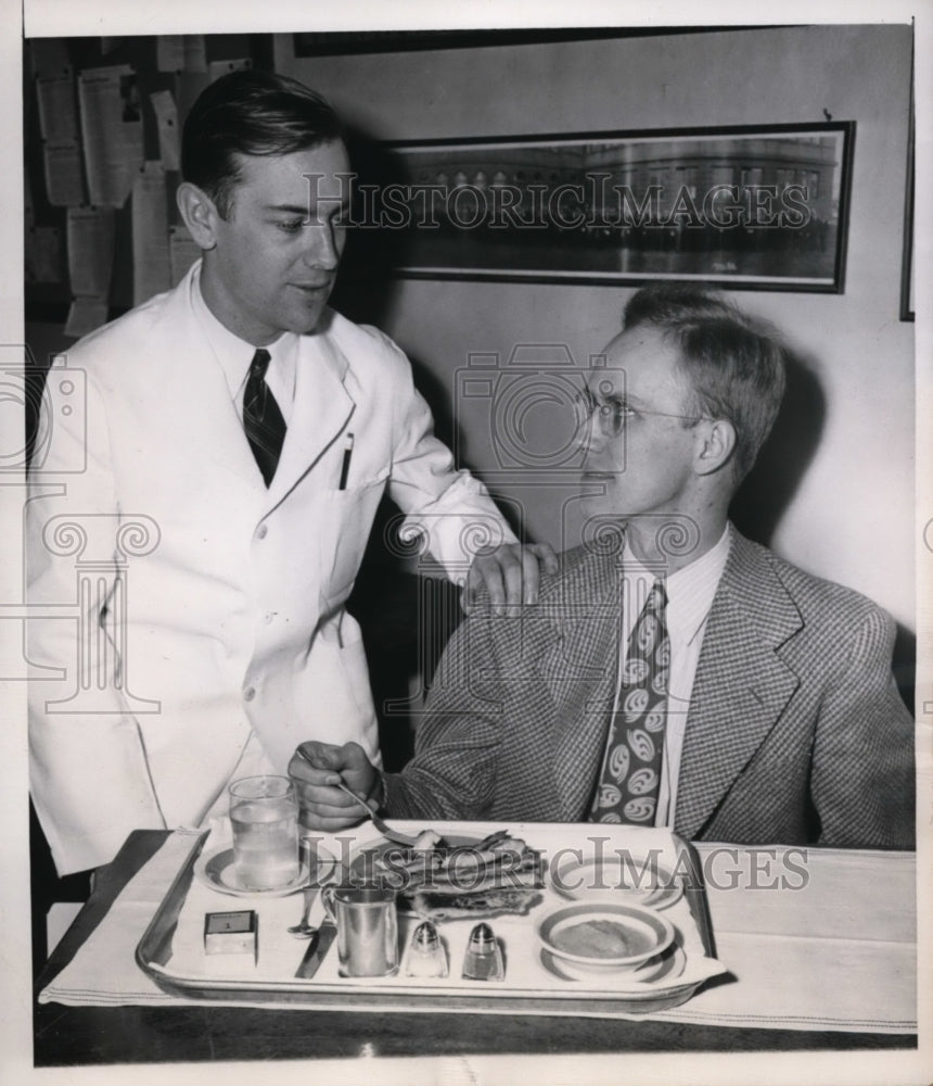 1946 Press Photo Chicago Lee Smith Jr (l) and gareth W Heisler are guinea pigs.
