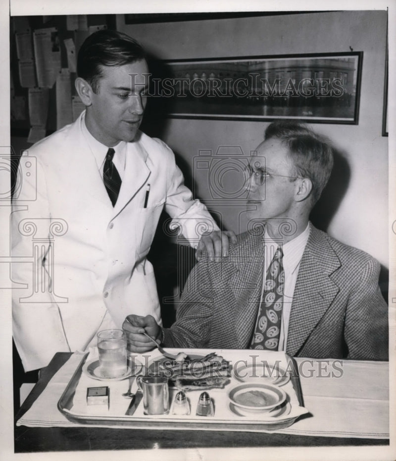 Load image into Gallery viewer, 1946 Press Photo Chicago Lee Smith Jr (l) and gareth W Heisler are guinea pigs.
