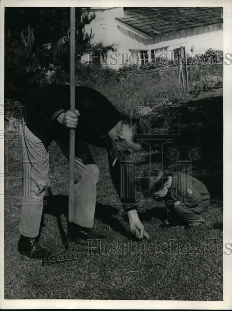 1943 Press Photo Lt. Gen. Joseph W. Stilwell Gardens With Grandson Johnny