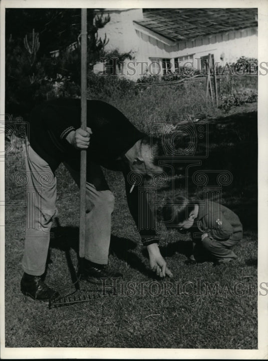 1943 Press Photo Lt. Gen. Joseph W. Stilwell Gardens With Grandson Johnny