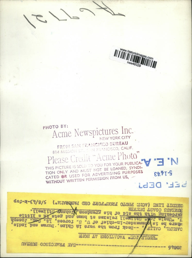 1943 Press Photo Lt. Gen. Joseph W. Stilwell Gardens With Grandson Johnny