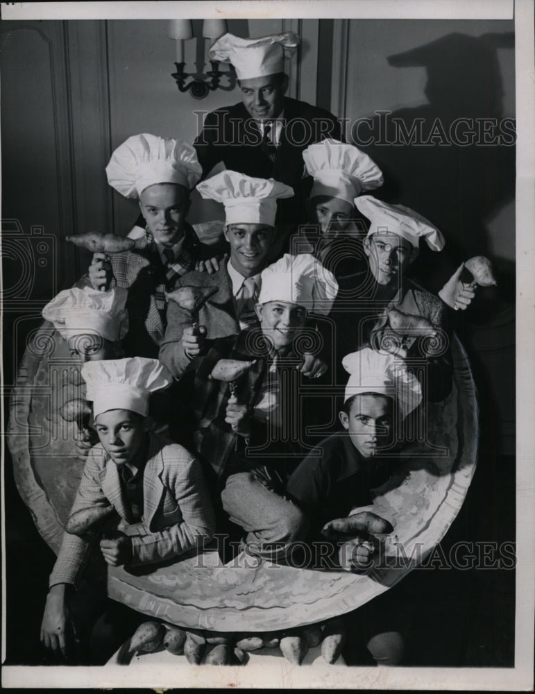 Load image into Gallery viewer, 1948 Press Photo Chicago A 1,000 mile marketing safari ended here .
