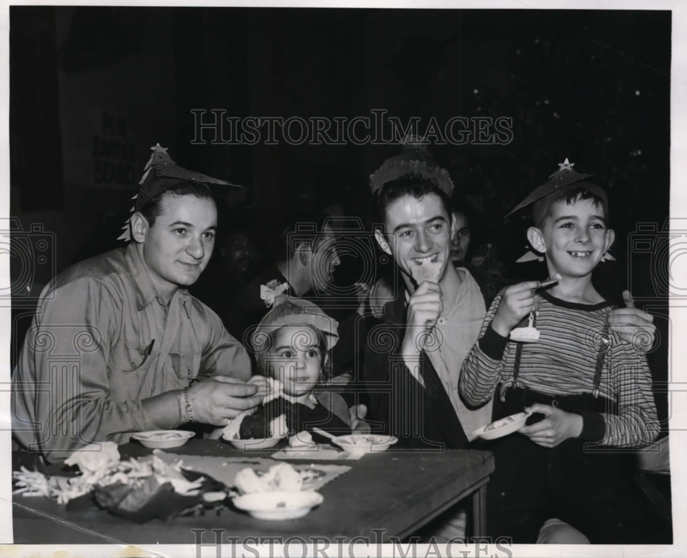 1946 Press Photo Hospitalized veterans at Valley Forge Hospital Christmas Party