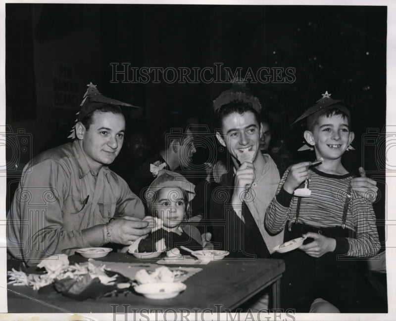 Load image into Gallery viewer, 1946 Press Photo Hospitalized veterans at Valley Forge Hospital Christmas Party
