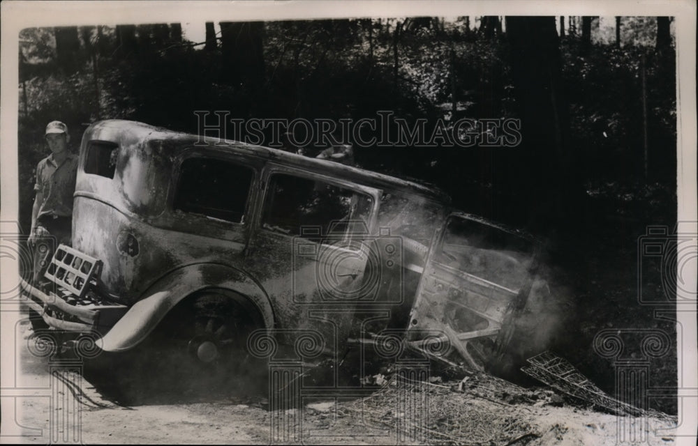 1936 Press Photo Car Swerved Off Road And Caught On Fire - nee49653