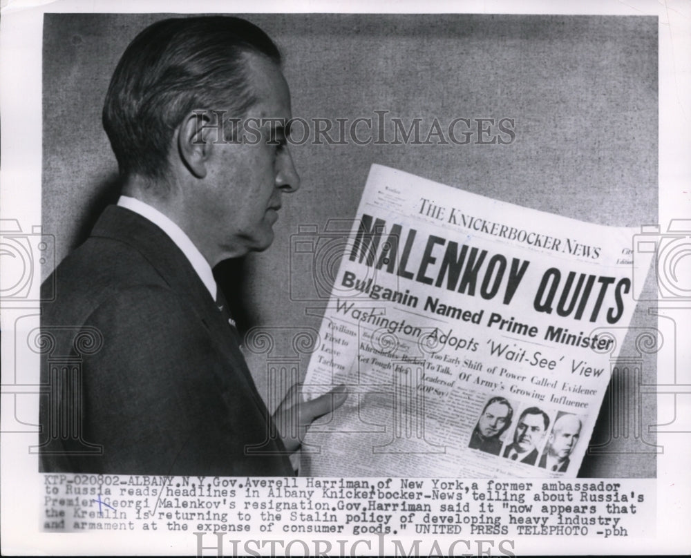 1955 Press Photo Gov.Averell Harriman read headlines in Albany Kinkerbocker News