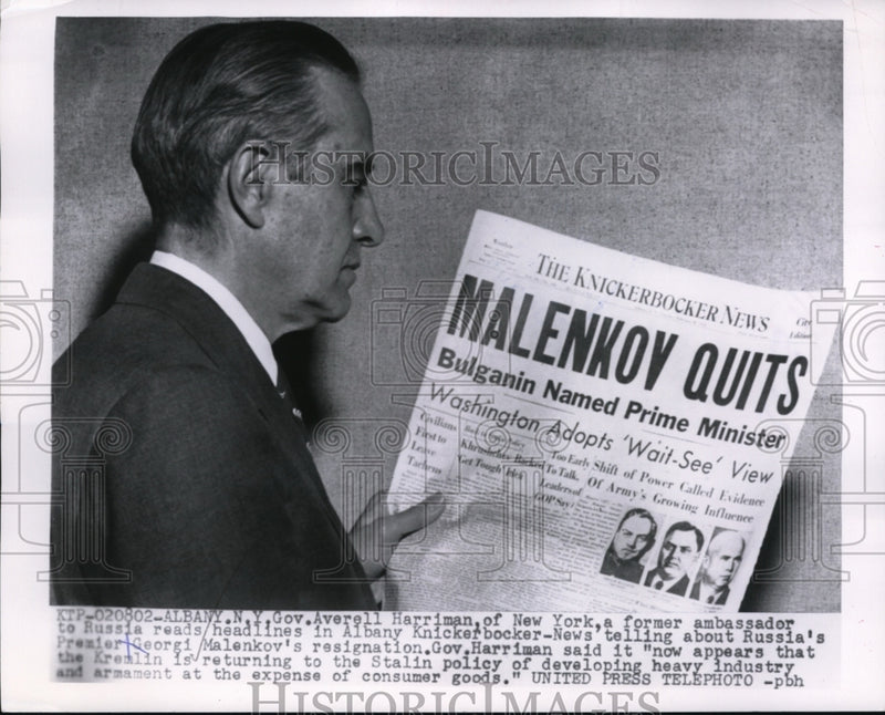 Load image into Gallery viewer, 1955 Press Photo Gov.Averell Harriman read headlines in Albany Kinkerbocker News
