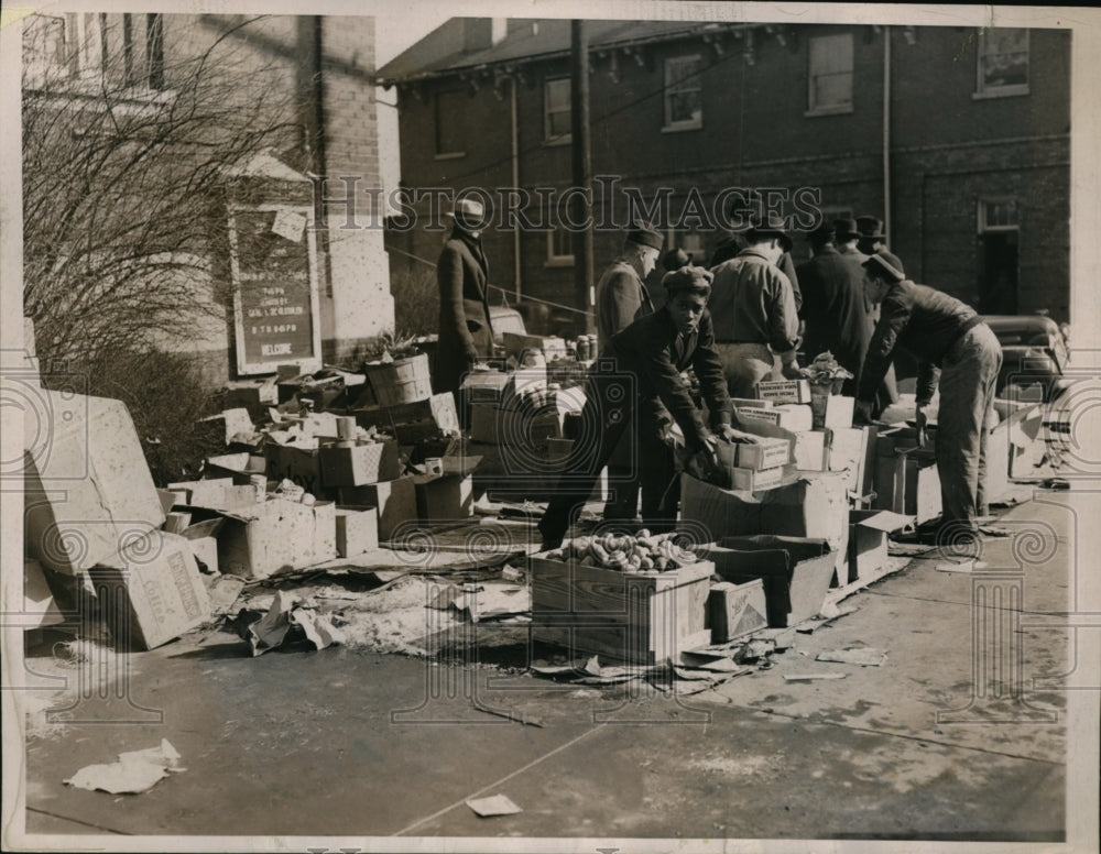 1937 Press Photo Men are sorting allotments of food received in Louisville Ky.