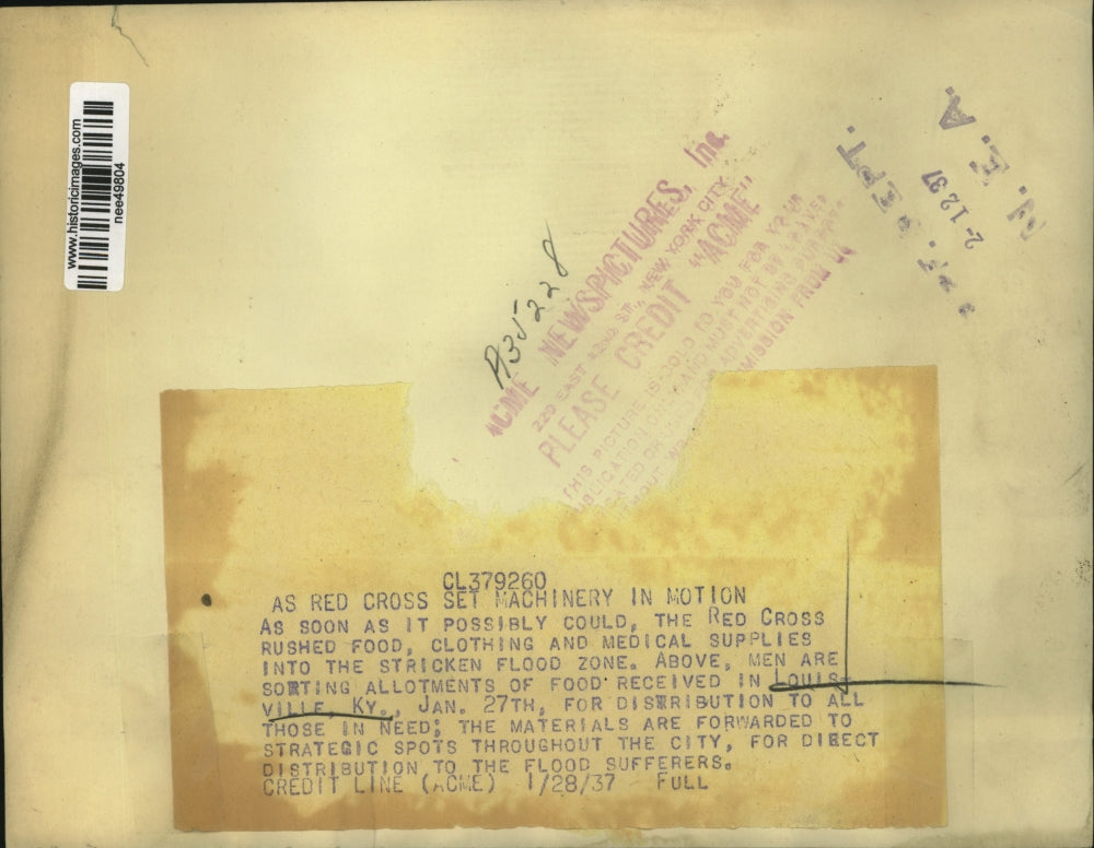 1937 Press Photo Men are sorting allotments of food received in Louisville Ky.