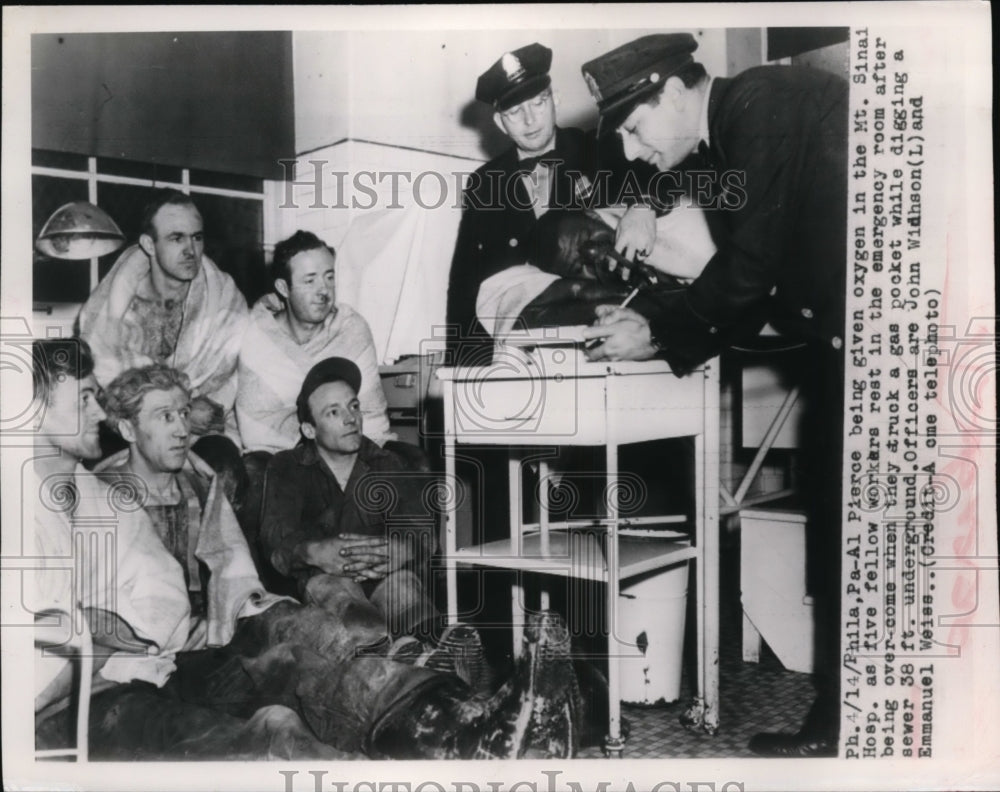 1949 Press Photo Al Pierce Given Oxygen at Mt Sinai Hospital Other Workers OK