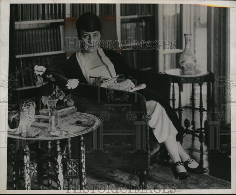 Load image into Gallery viewer, 1940 Press Photo Authoress Mary Roberts Rhinehart at her home - nee49852

