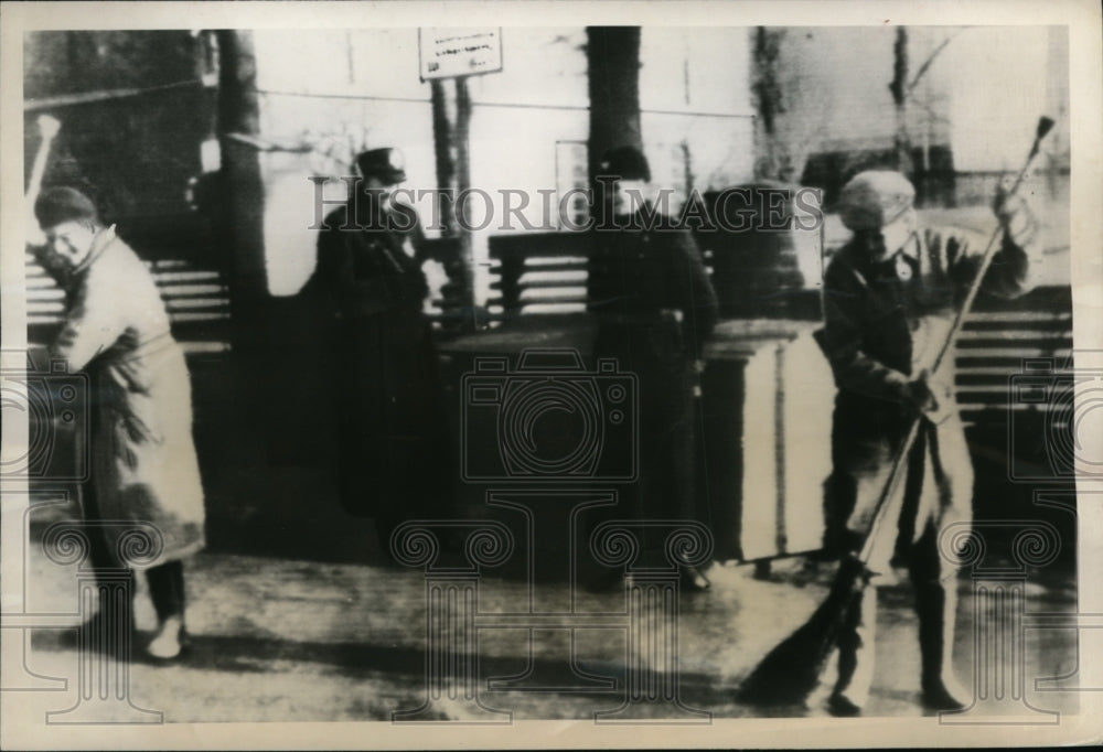 1948 Press Photo Helsinki Finland policemen guards at Soviet Embassy- Historic Images