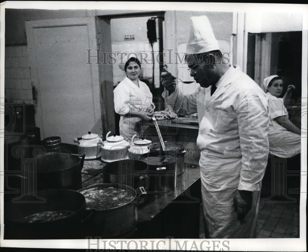 1969 Press Photo Baku Restaurant Chef Kalatahchan taste the soup be it is served