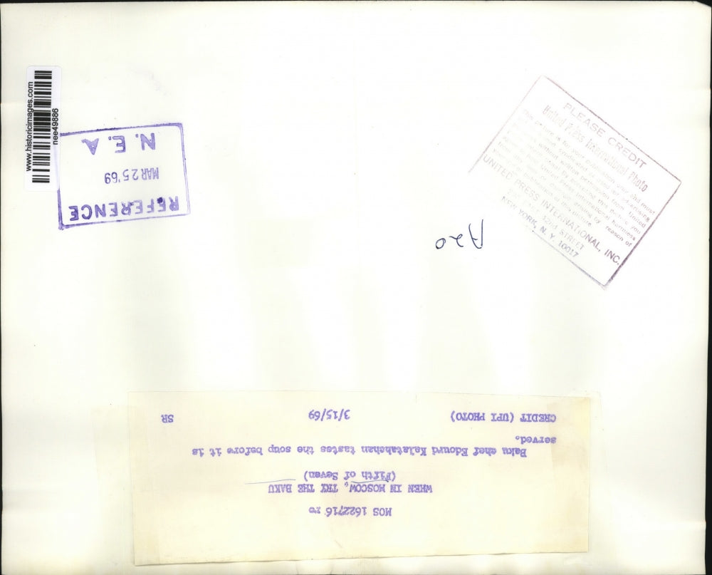 1969 Press Photo Baku Restaurant Chef Kalatahchan taste the soup be it is served