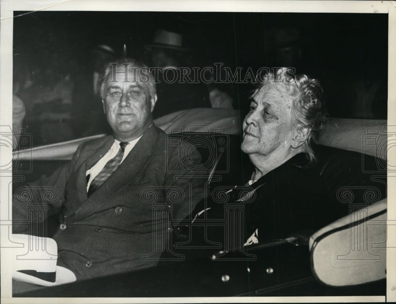 Load image into Gallery viewer, 1937 Press Photo Mrs. Sarah Delano Roosevelt, Son Franklin at Hyde Park Station
