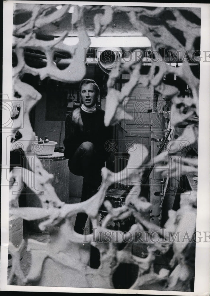 1968 Press Photo Artist Harold Town Framed By Sculpture - nee50350