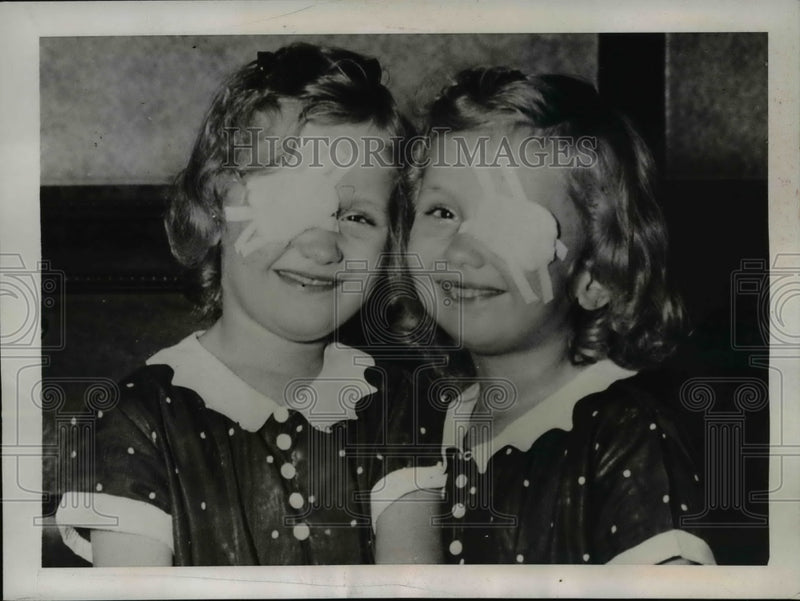 Load image into Gallery viewer, 1938 Press Photo Atlanta, GA Carolyn and Carole Langston - nee50535
