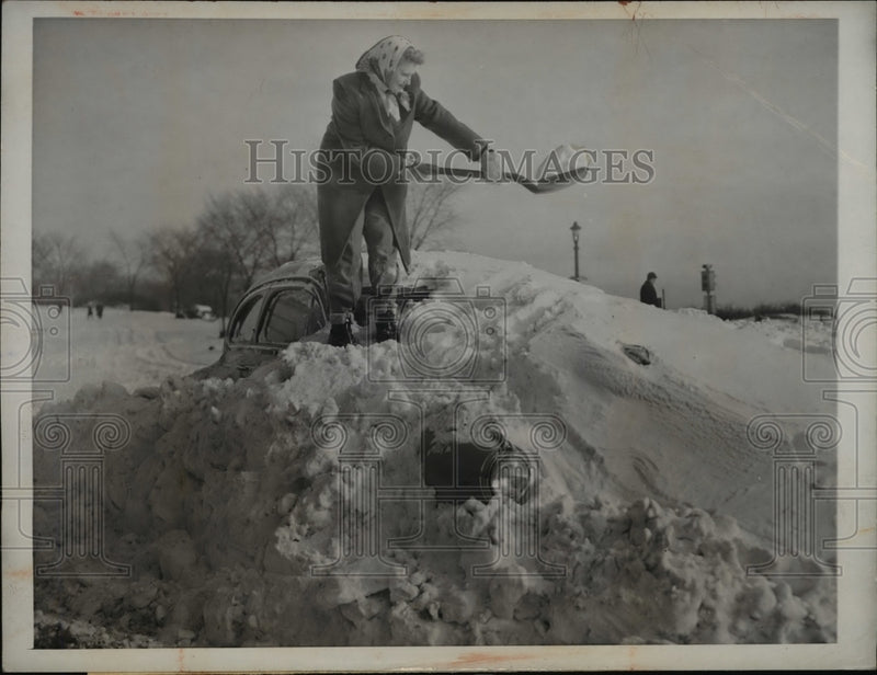 Load image into Gallery viewer, 1948 Press Photo Lorraine Lueake dig her auto covered with snow in Milwaukee Wis
