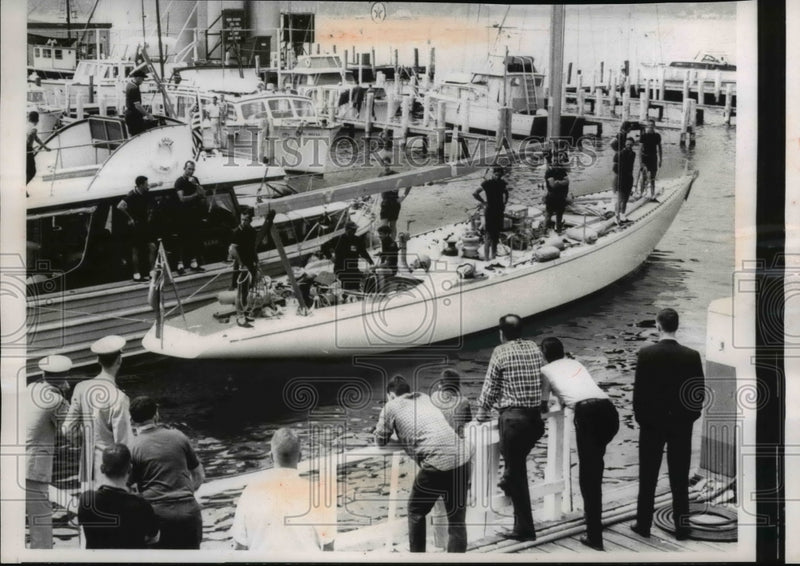 Load image into Gallery viewer, 1962 Press Photo People Watch as Gretel Australian Challenger in America's Cup
