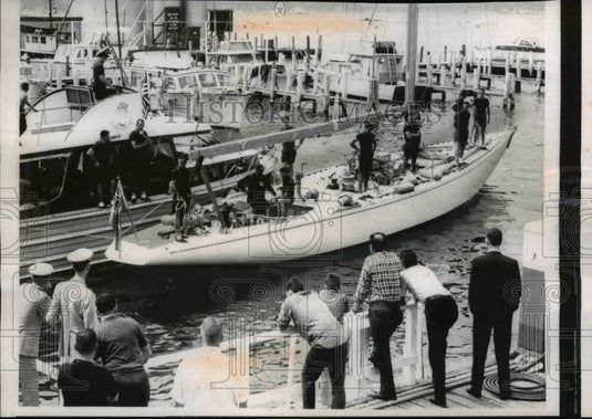 1962 Press Photo People Watch as Gretel Australian Challenger in America's Cup