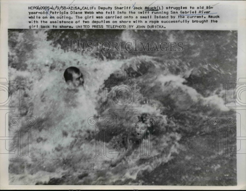 1958 Press Photo Deputy Sheriff Mauck In Rushing Waters To Rescue a Child- Historic Images