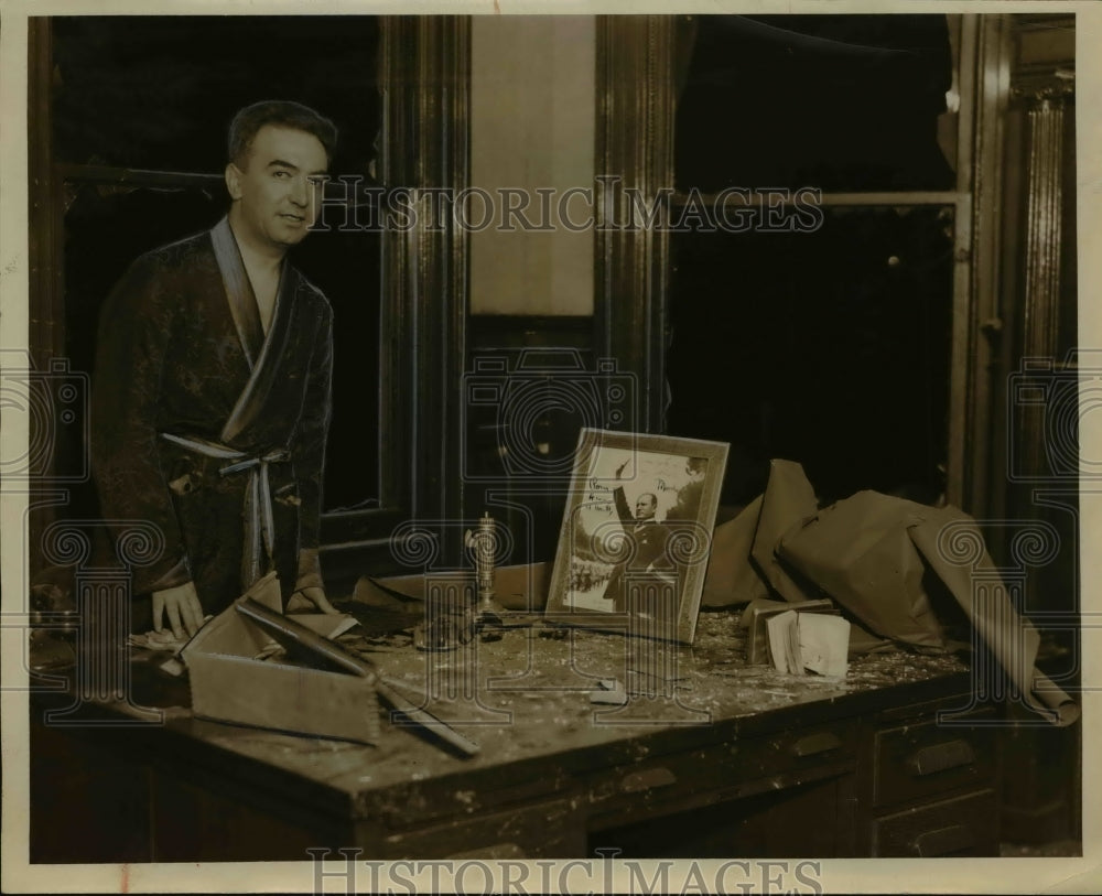 1931 Press Photo Dr Giocannai Glurato Italian Consul Shows Bomb Damage to Consul