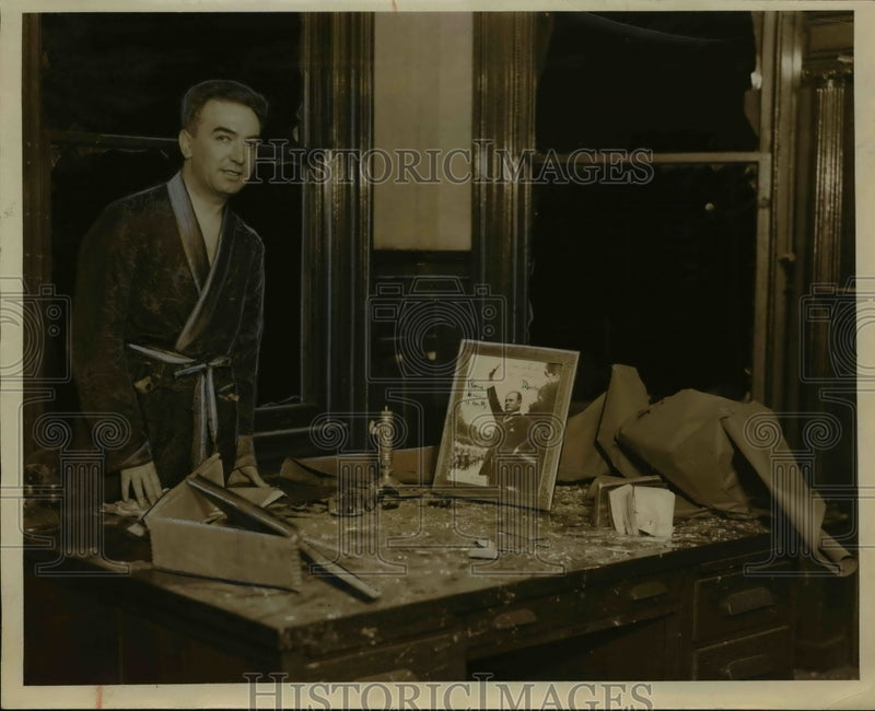 Load image into Gallery viewer, 1931 Press Photo Dr Giocannai Glurato Italian Consul Shows Bomb Damage to Consul
