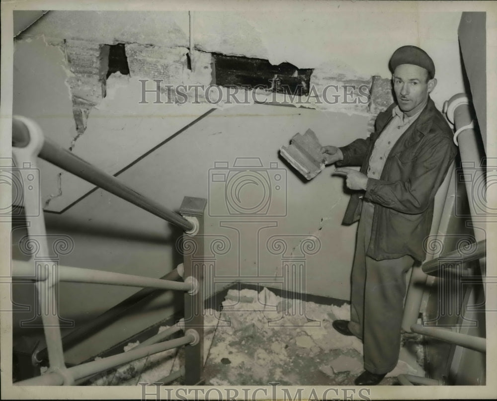 1946 Press Photo Bill Sharp Shows Damage of Earthquake in Seattle - nee50838