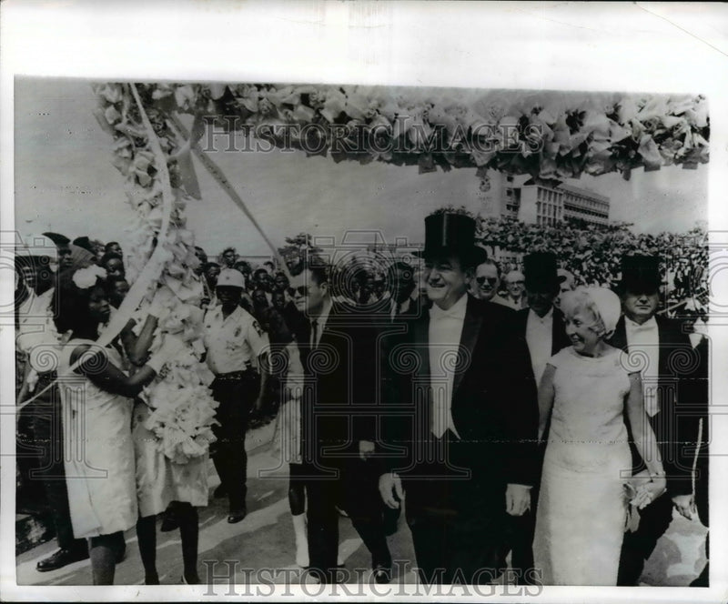 Load image into Gallery viewer, 1968 Press Photo Monrovoa Liberia VP&amp; Mrs Hubert Humphrey - nee51040
