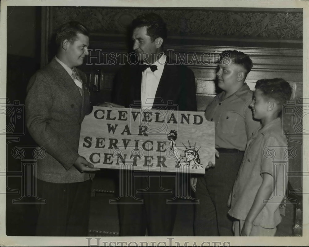 1942 Press Photo Boystoen Mayor Ray Idock, May Frank Lausche, Ron Woelzow,