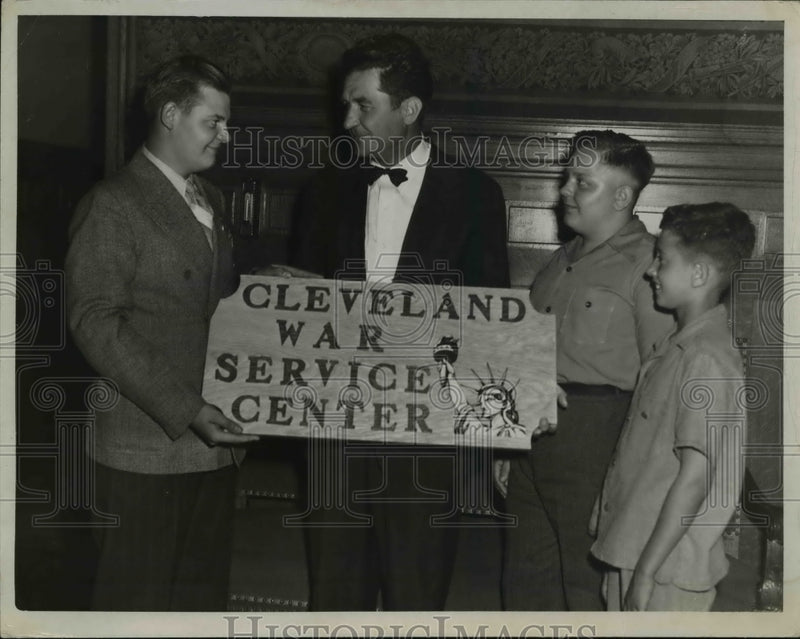 Load image into Gallery viewer, 1942 Press Photo Boystoen Mayor Ray Idock, May Frank Lausche, Ron Woelzow,
