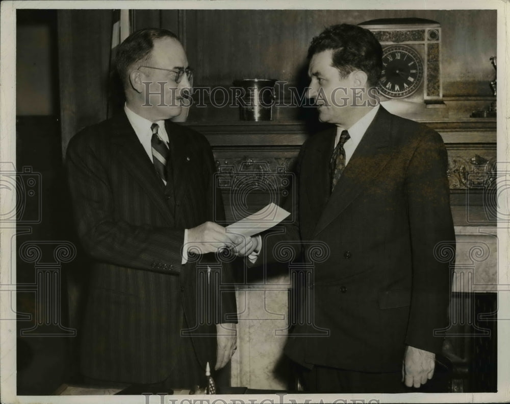 1942 Press Photo Gen. Nevell C. Bolton of the Red Cross receiving a donation