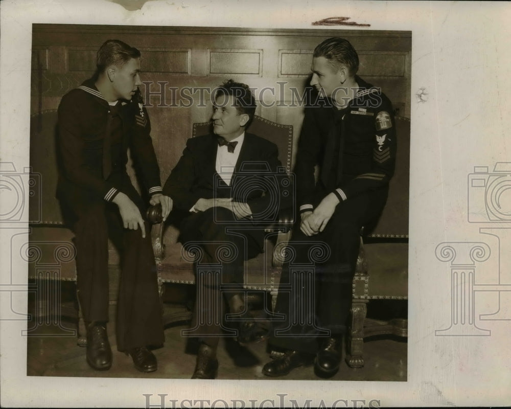 1944 Press Photo Petty Officer Henry O. Pietz, Mayor Frank Lausche, - nee51127