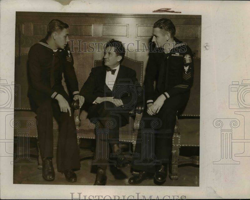Load image into Gallery viewer, 1944 Press Photo Petty Officer Henry O. Pietz, Mayor Frank Lausche, - nee51127

