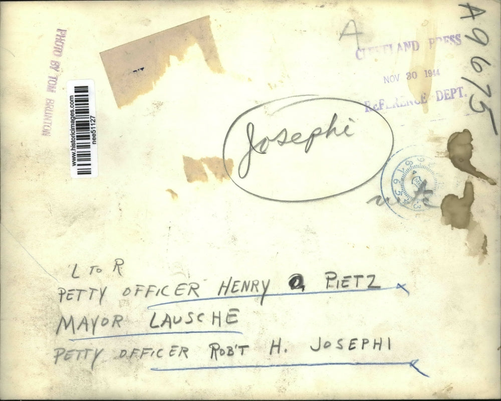 1944 Press Photo Petty Officer Henry O. Pietz, Mayor Frank Lausche, - nee51127