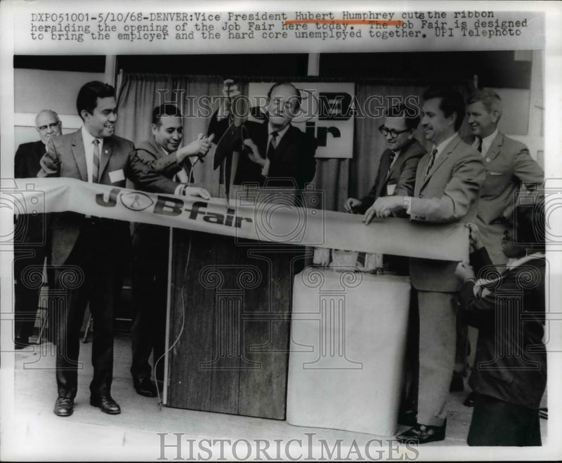 Load image into Gallery viewer, 1968 Press Photo Vice President Hubert Humphrey Cuts Ribbon Opening Job Fair
