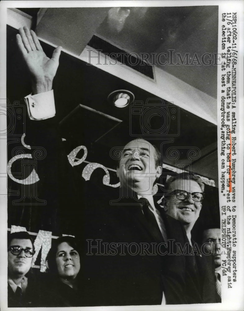 Load image into Gallery viewer, 1968 Press Photo Hubert Humphrey waves at Democratic Supporters Minneapolis
