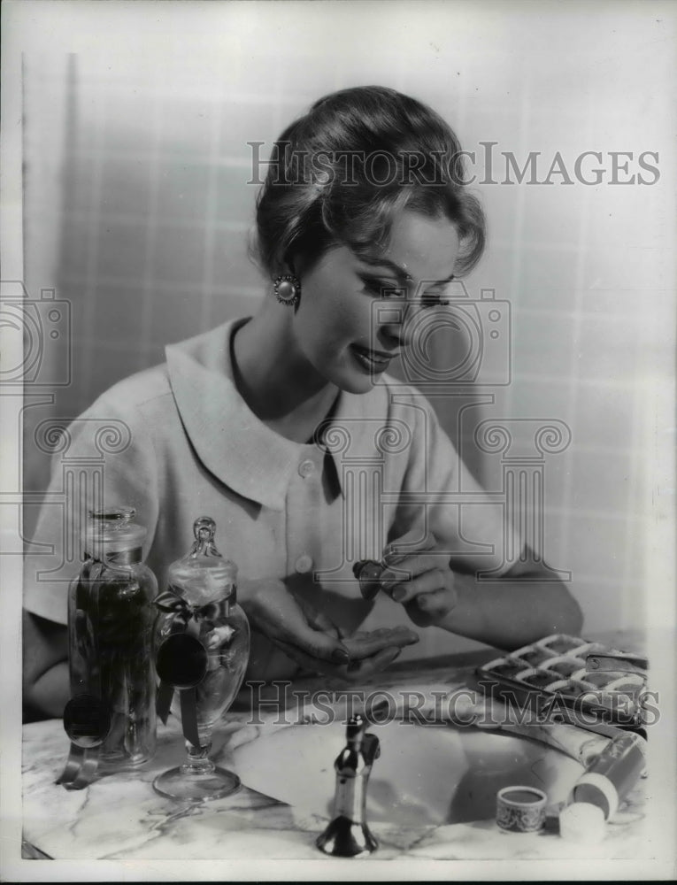 1960 Press Photo Bathroom; Guest Has Own Soap - nee51426
